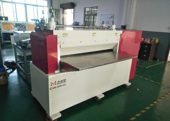 The leveling machine is mainly used to straighten various specifications of sheets and cut sheets into blocks